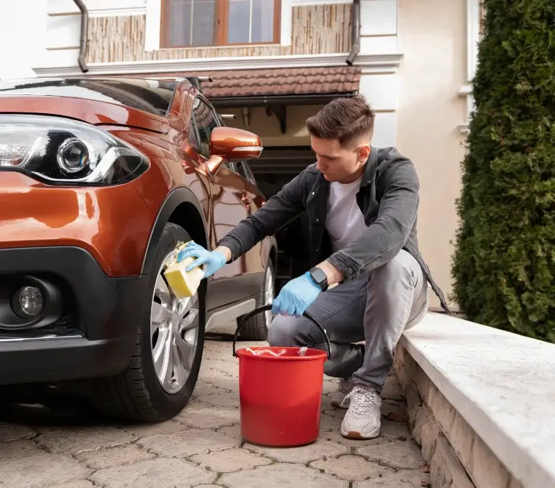 Lavage auto à domicile Millas : professionnel intervenant sur un véhicule